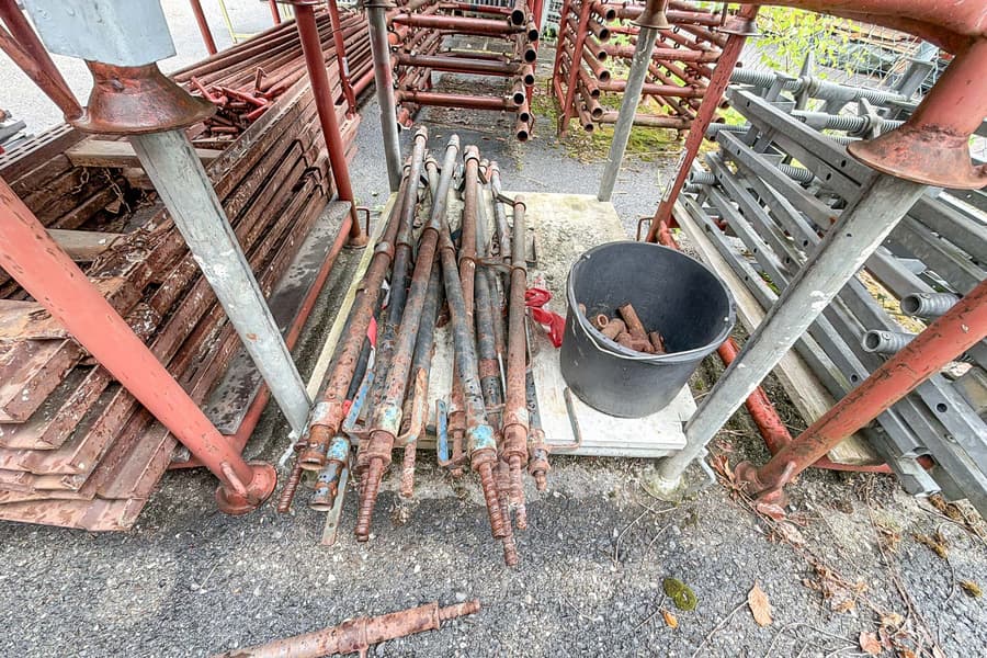 Transportrahmen mit 13 Geländerpfosten